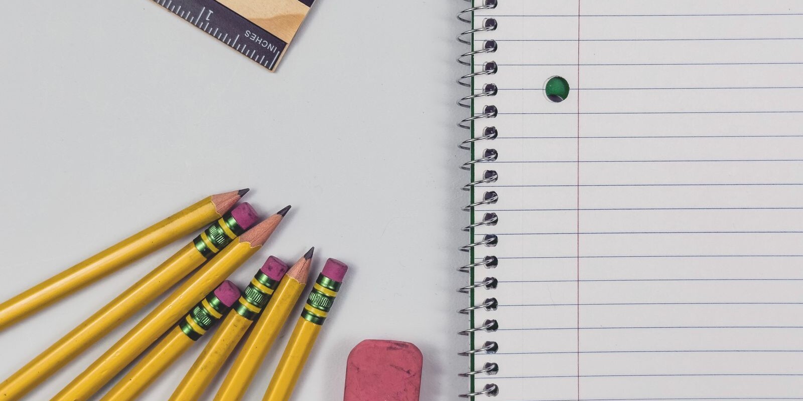 Fournitures scolaires : crayons, gomme, règle et cahier à spirale