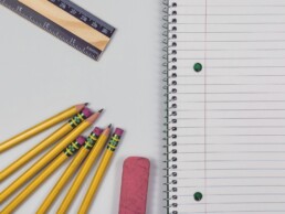 Fournitures scolaires : crayons, gomme, règle et cahier à spirale