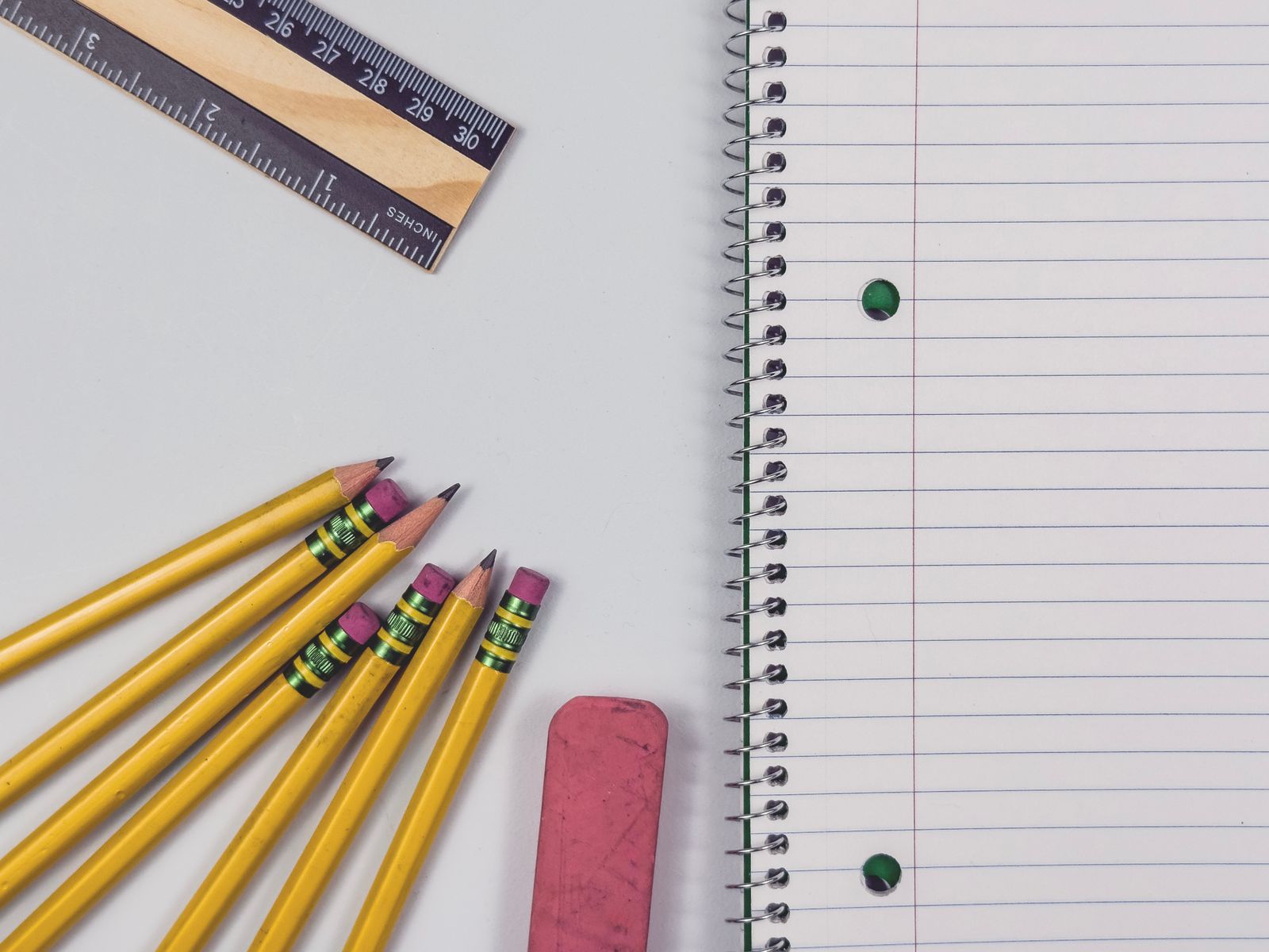 Fournitures scolaires : crayons, gomme, règle et cahier à spirale