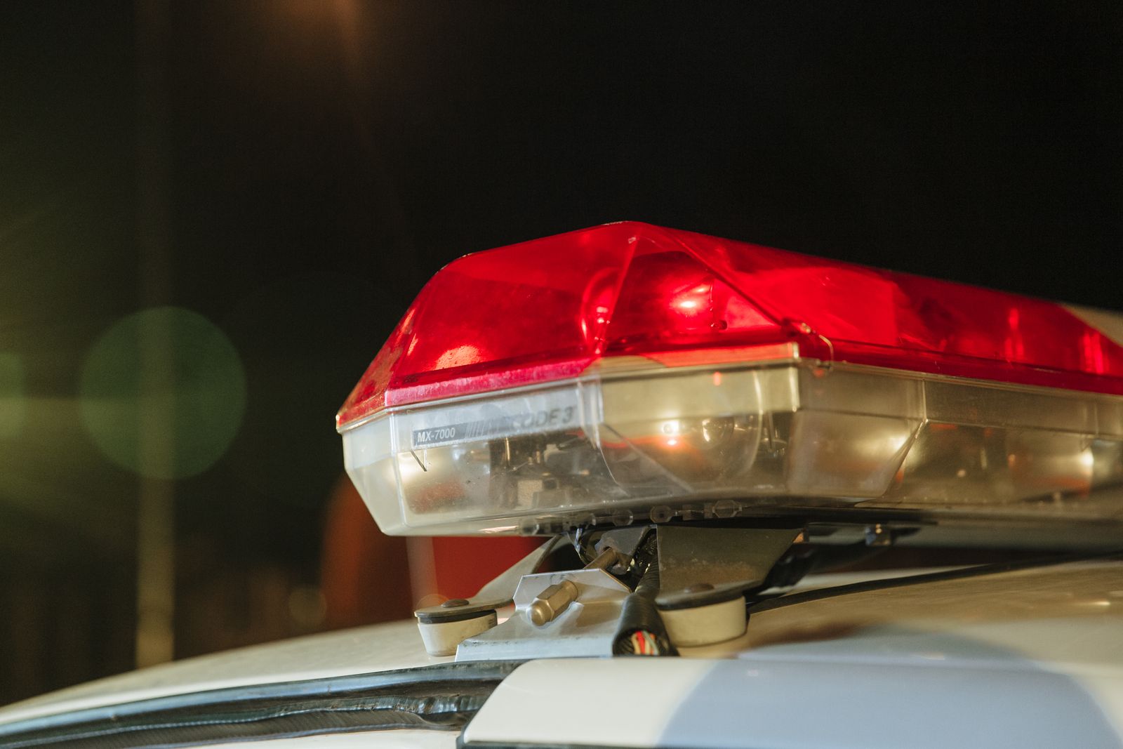 Gyrophares rouges d'une voiture de police allumés la nuit