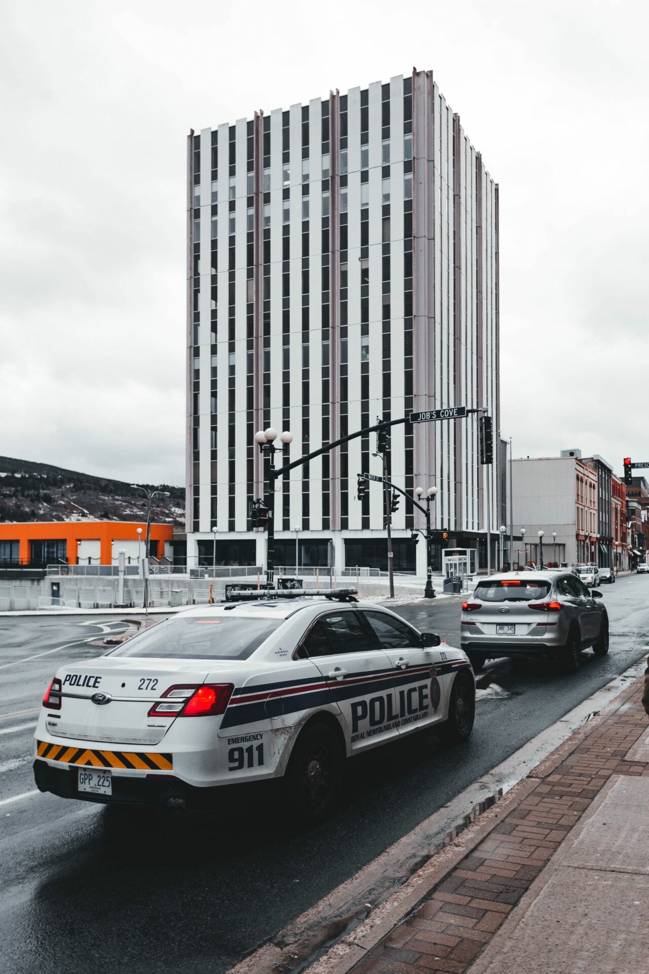 Voiture de police identifiée circulant dans une rue urbaine au Canada