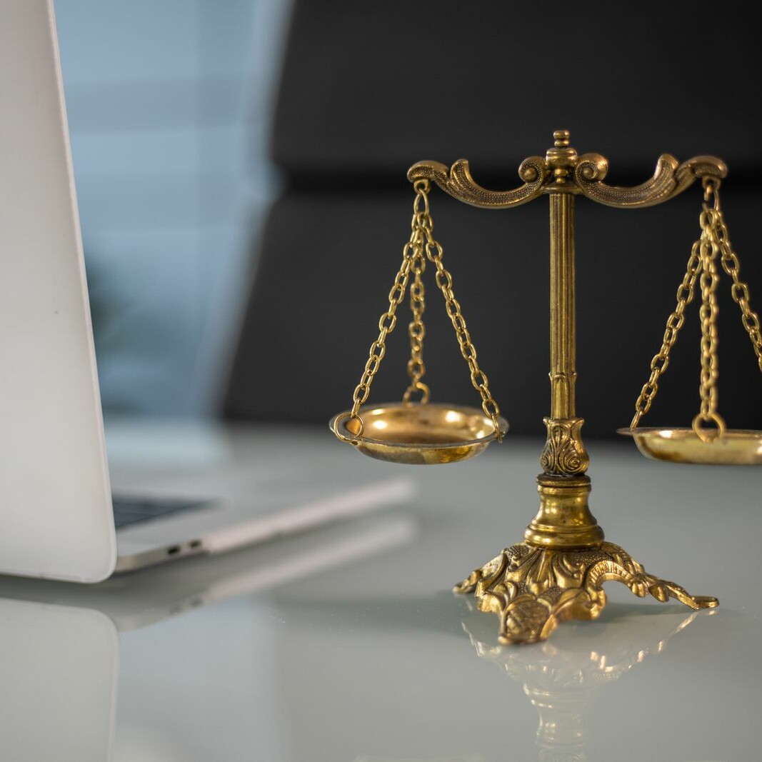 Balance dorée de la justice posée sur un bureau