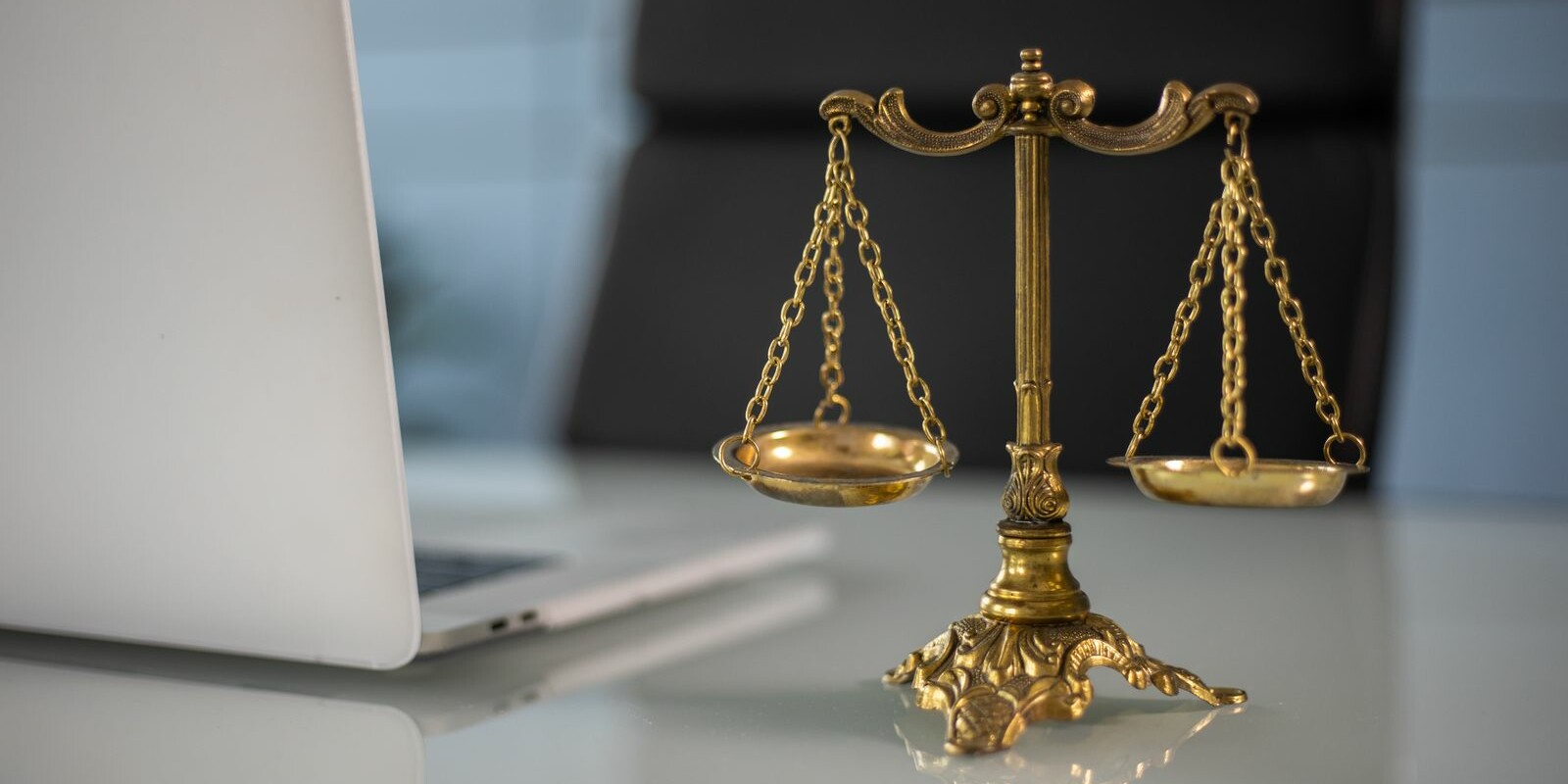 Balance dorée de la justice posée sur un bureau
