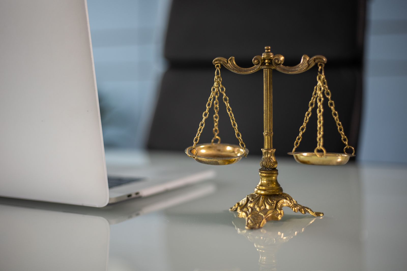 Balance dorée de la justice posée sur un bureau