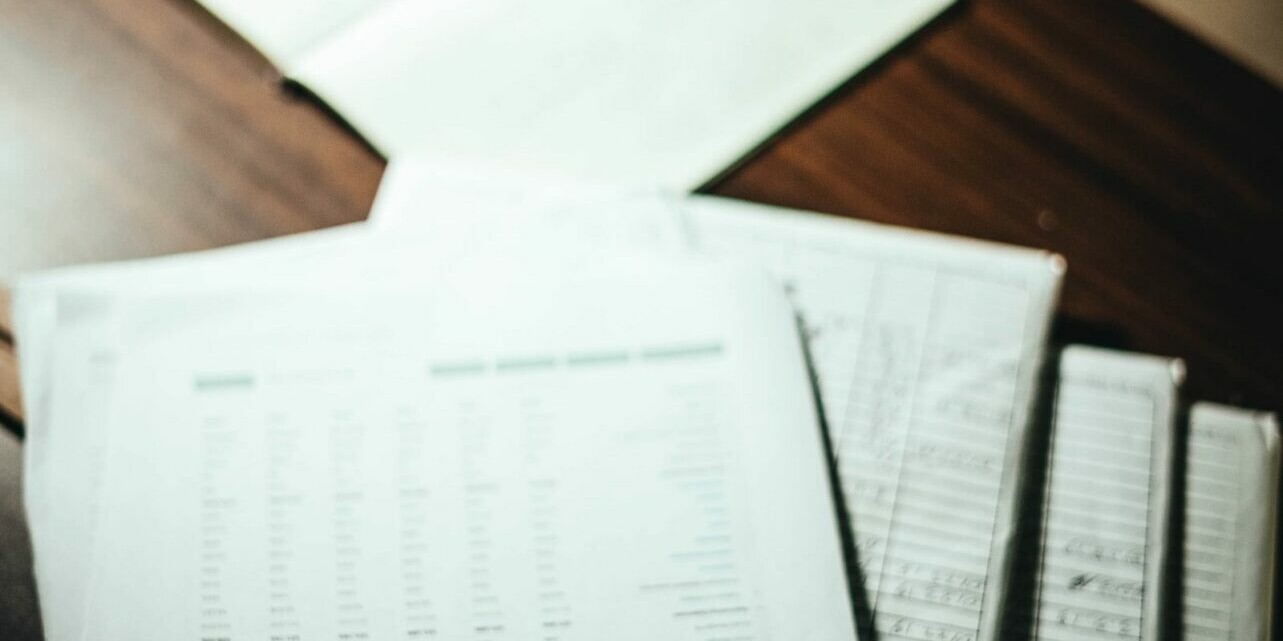Pile de documents comportant des données statistiques posée sur un bureau